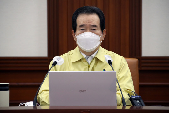 정세균 국무총리가 10일 정부서울청사에서 열린 코로나19 대응 중앙재난안전대책본부(중대본) 회의를 주재하며 발언하고 있다.  연합뉴스